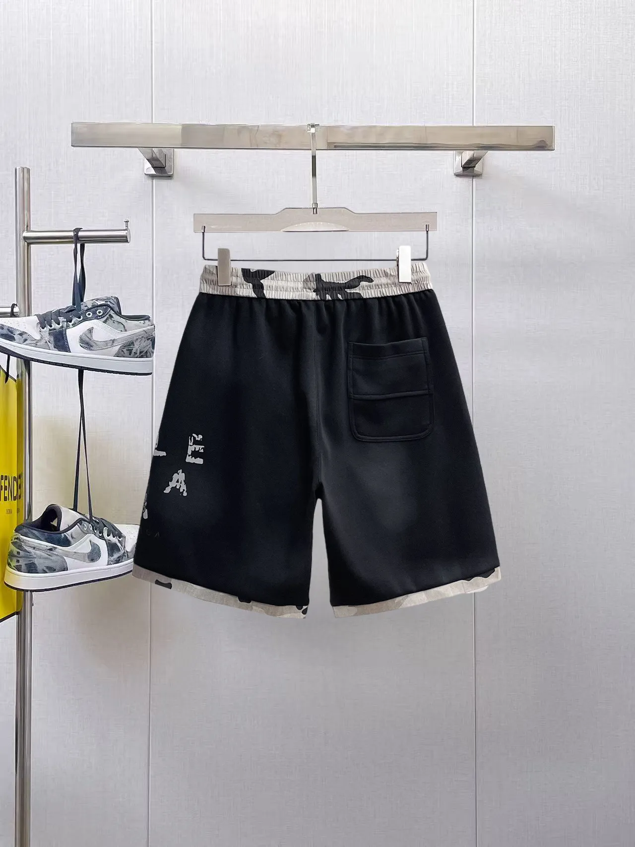 Balenciaga's three-standard complete 2026 summer New Arrival men's casual shorts, advanced custom-made Breathable fabric, Breathable fabric, extremely stretchy and comfortable, impeccable details, top-grade accessories, original logo design concept, delicate and soft feel! The upper body fit is awesome! Size: M-XXXL Please state your height and weight when ordering